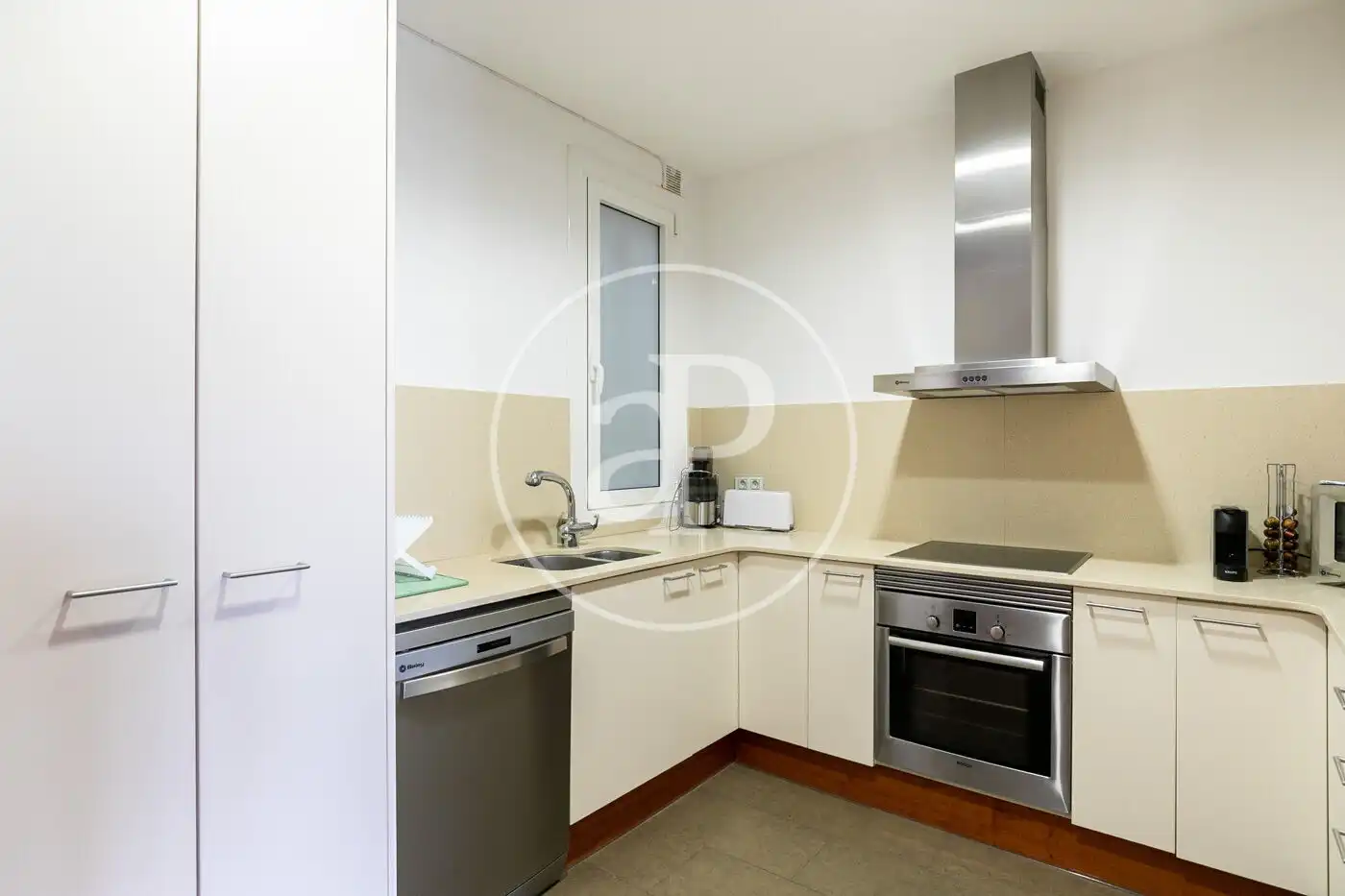 Cuina de Pis en venda en Barcelona amb Aire condicionat, Calefacció i Moblat