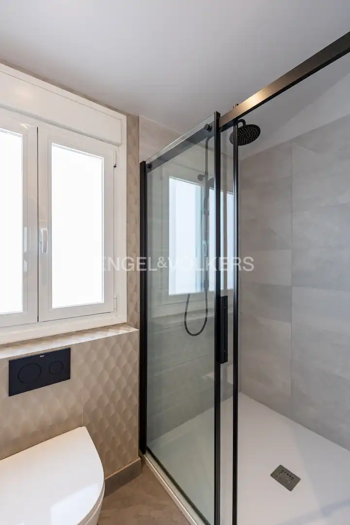 Bathroom of Attic for sale in Madrid  with Air Conditioner, Heating and Parquet flooring