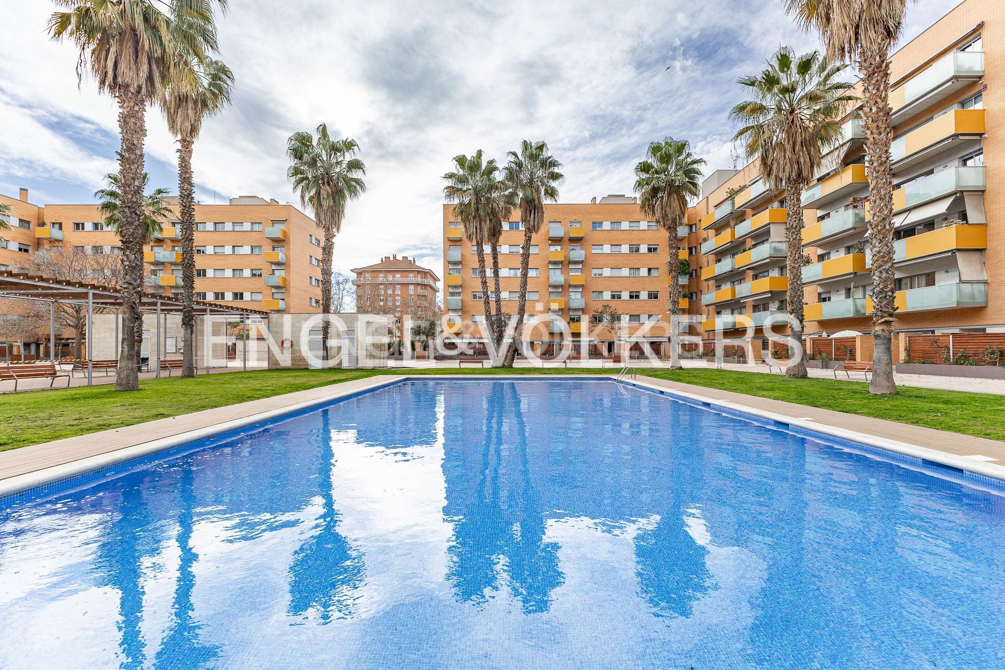 Swimming pool of Apartment for sale in  Barcelona Capital  with Air Conditioner, Heating and Private garden