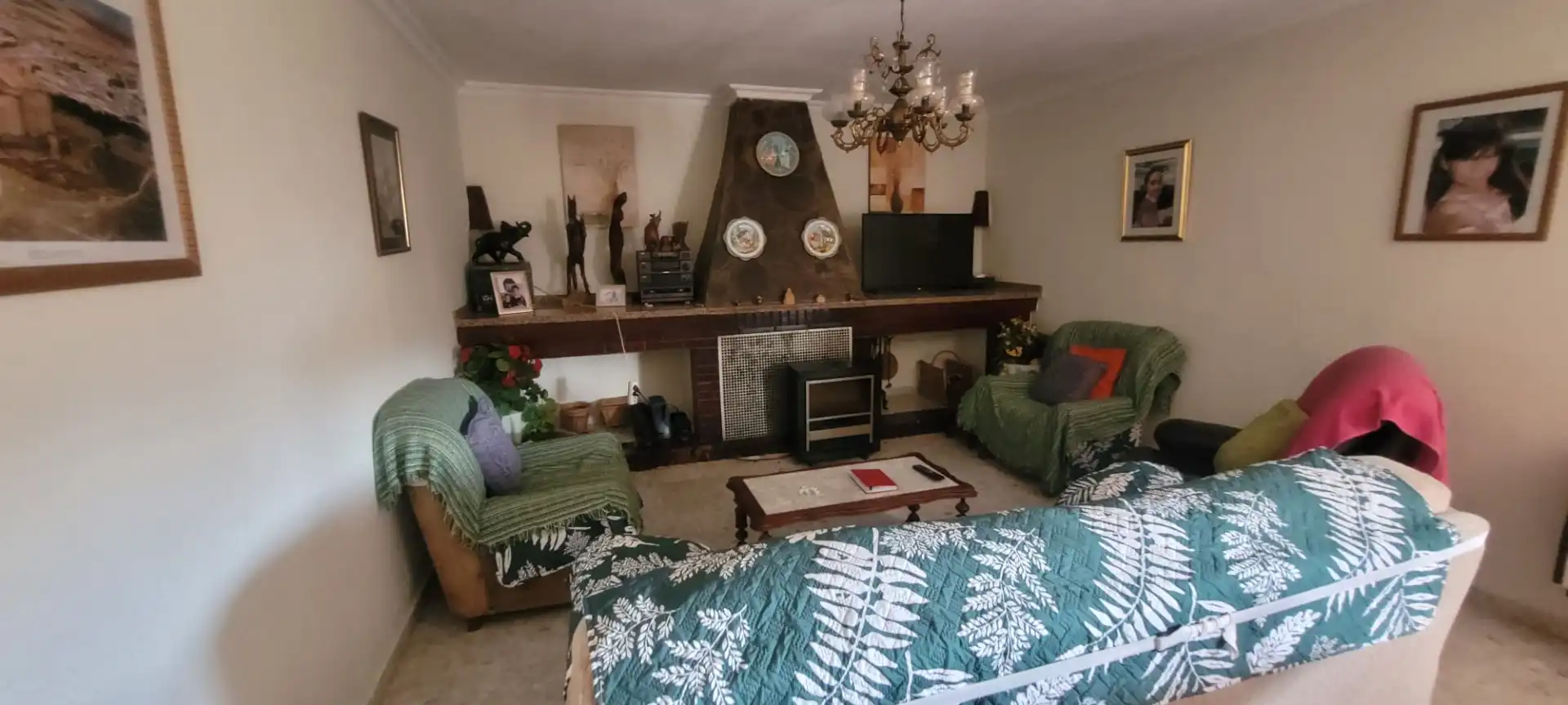 Sala d'estar de Casa o xalet en venda en Algeciras amb Aire condicionat, Jardí privat i Terrassa