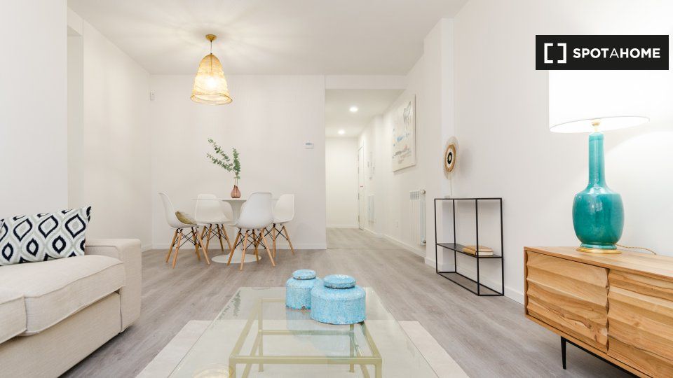 Living room of Flat to rent in  Madrid Capital  with Air Conditioner, Heating and Furnished