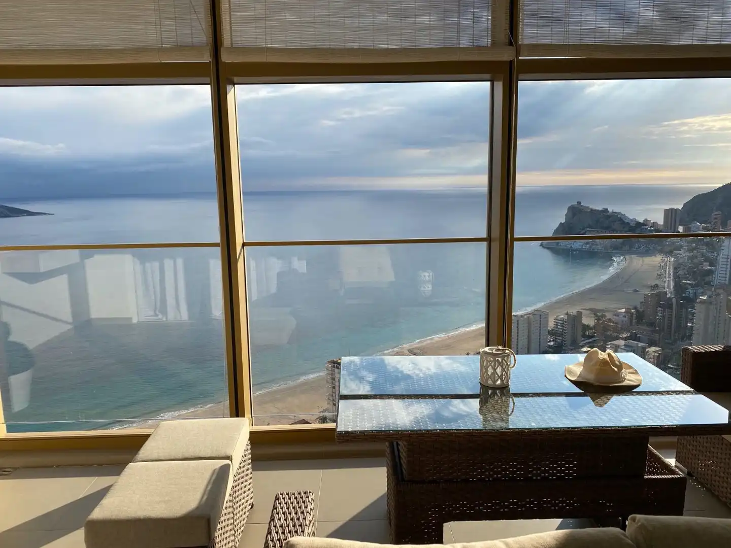 Habitación de Apartamento de alquiler en Benidorm con Aire acondicionado, Terraza y Amueblado