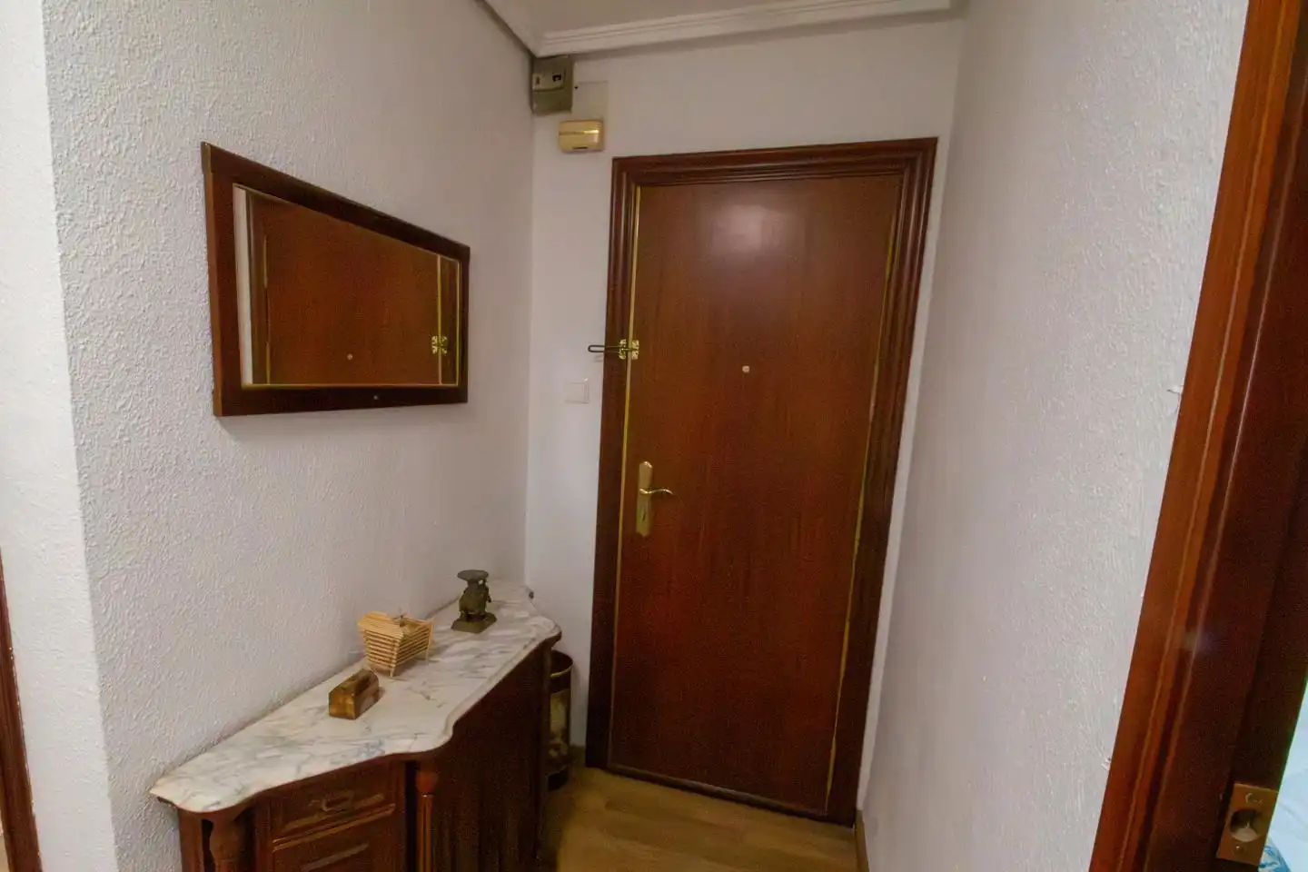 Flat for rent in Valencia  with Air Conditioner and Furnished