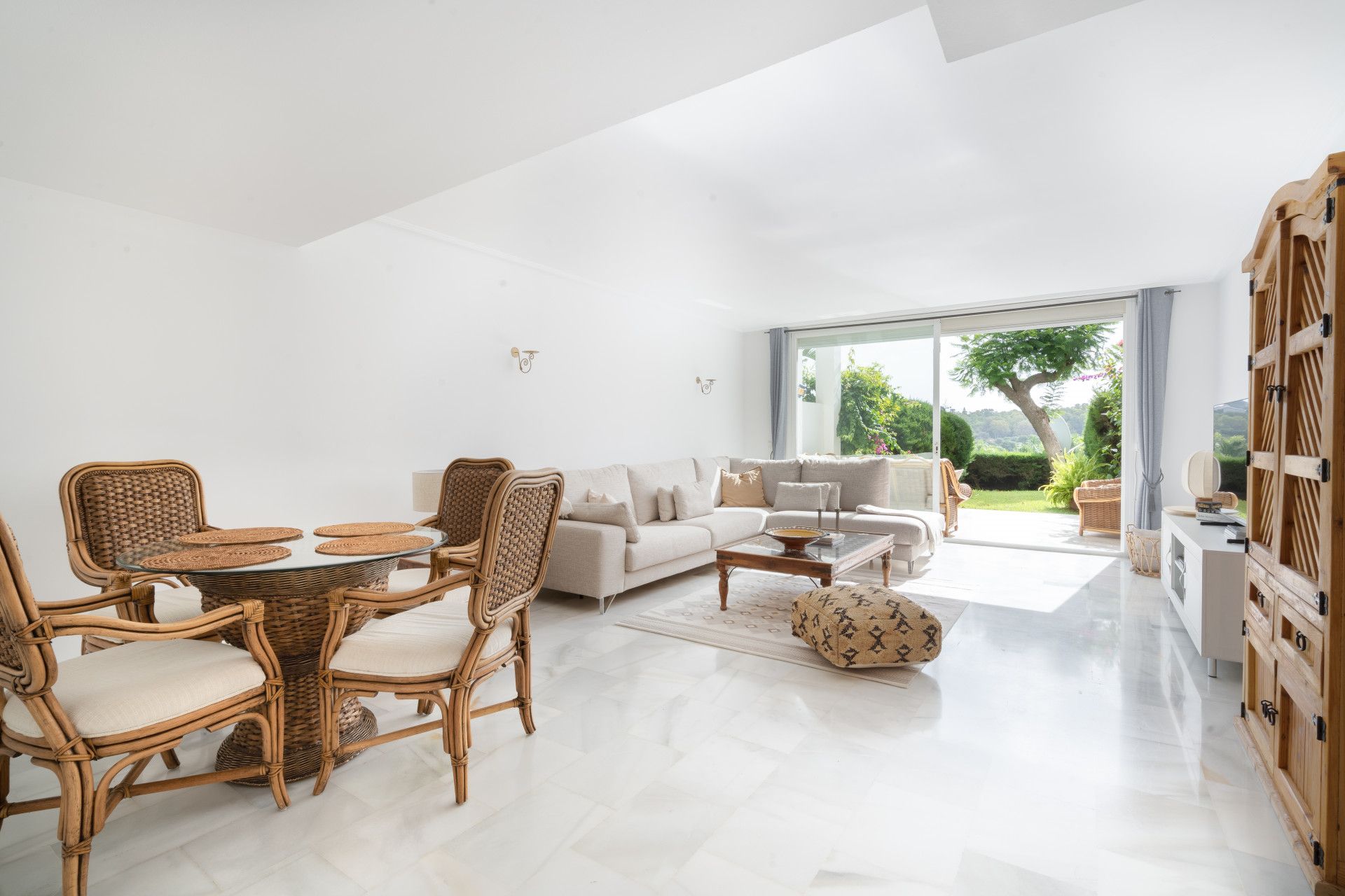 Living room of Planta baja for sale in Estepona  with Air Conditioner, Private garden and Terrace