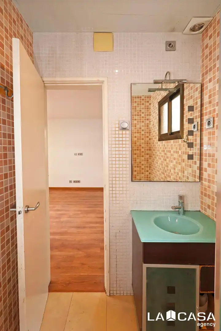 Baño de Ático en venta en L'Hospitalet de Llobregat con Balcón