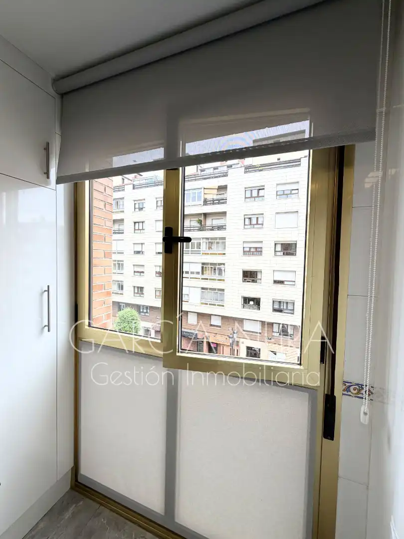Dormitori de Pis en venda en Oviedo  amb Calefacció, Parquet i Traster