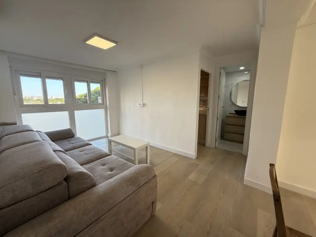 Living room of Flat for rent in Sevilla  with Air Conditioner