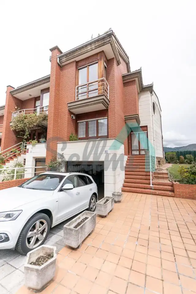 Casa adosada en venda a Calle la Coruña, Olivares