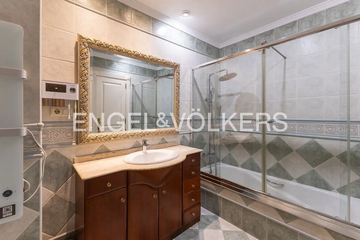 Bathroom of Houses for sale in Valencia  with Air Conditioner, Heating and Terrace