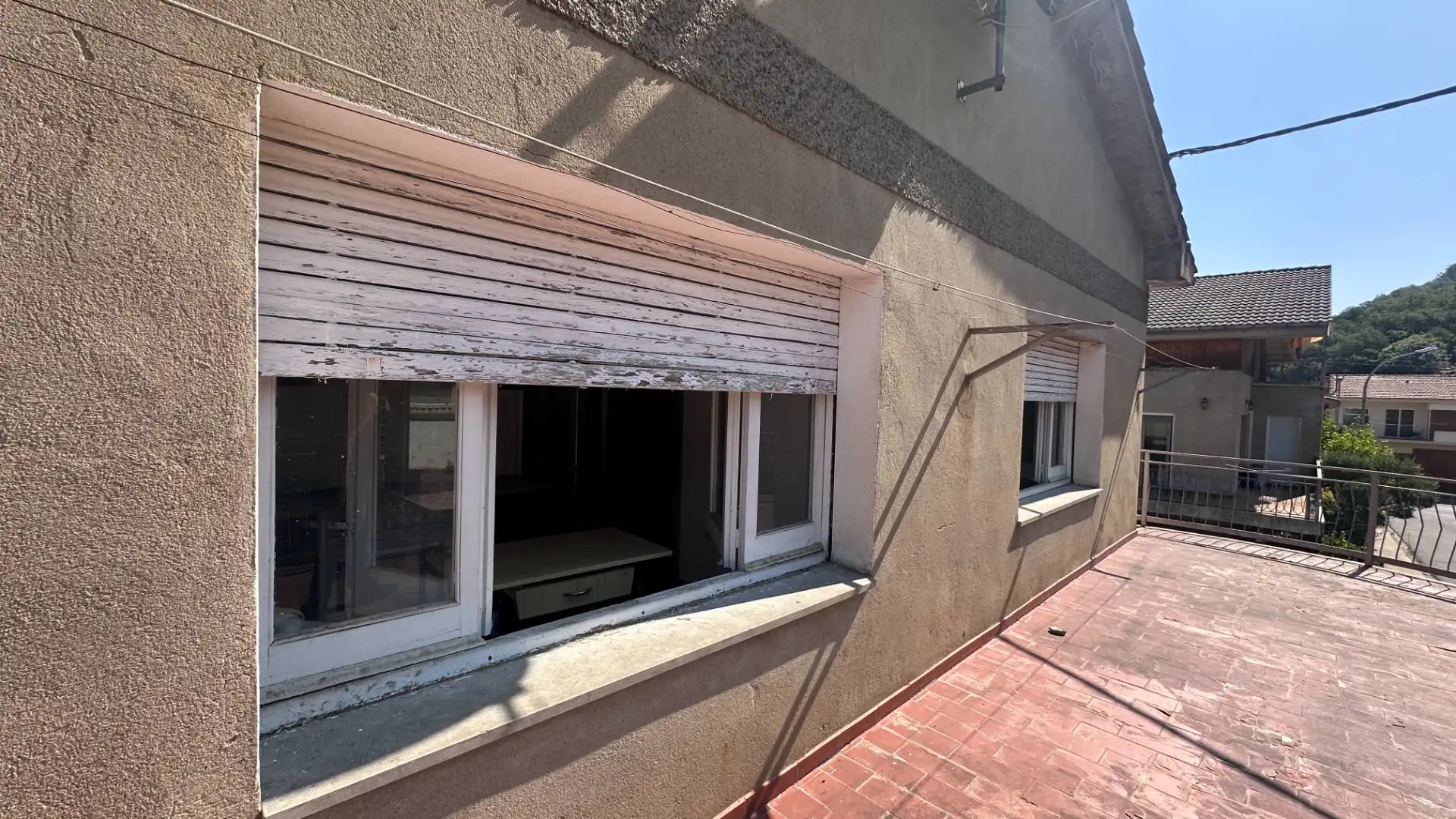 Außenansicht von Einfamilien-Reihenhaus zum Verkauf in Sant Joan Les Fonts mit Heizung, Terrasse und Ofen