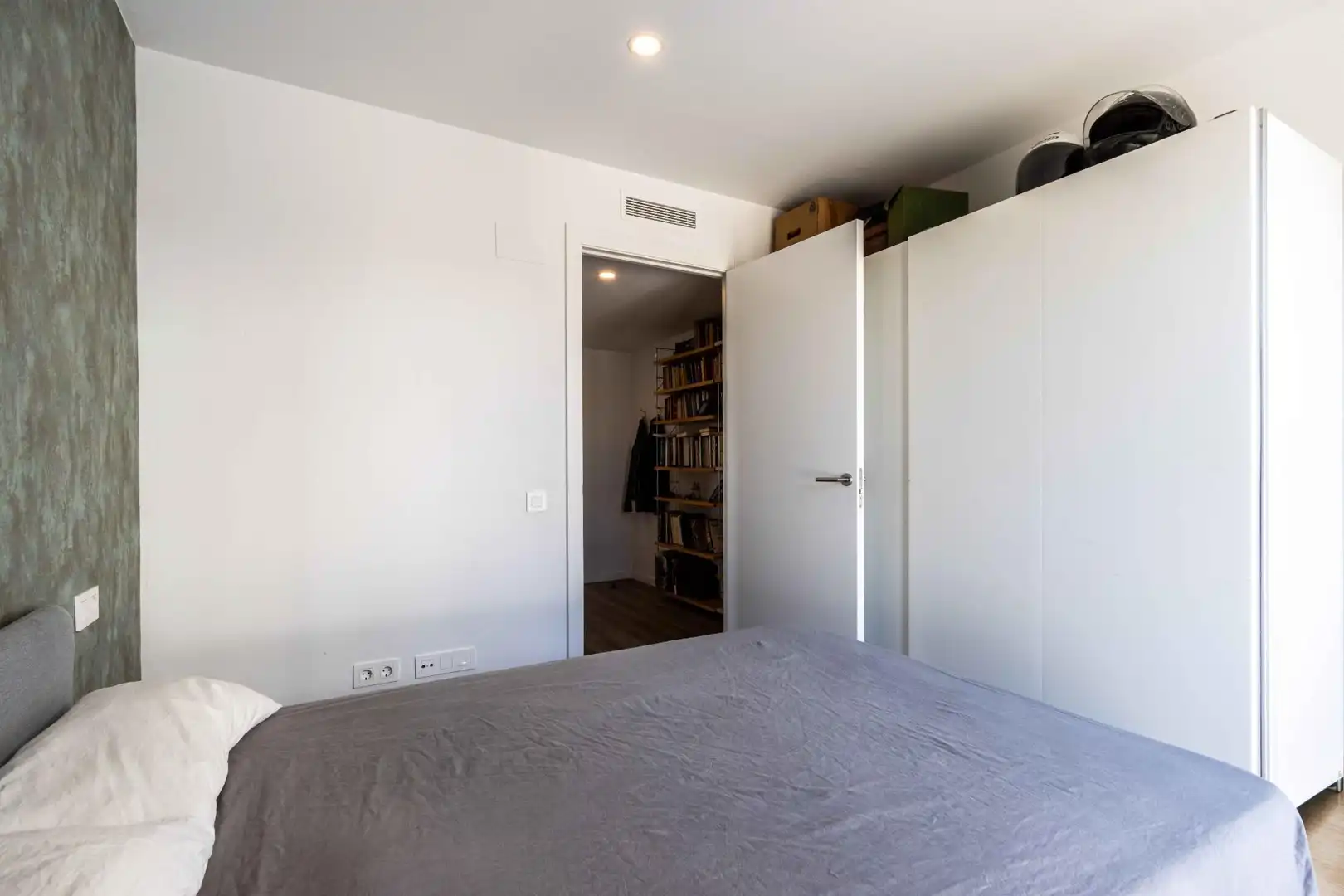 Bedroom of Flat for sale in Sabadell  with Heating, Terrace and Community pool