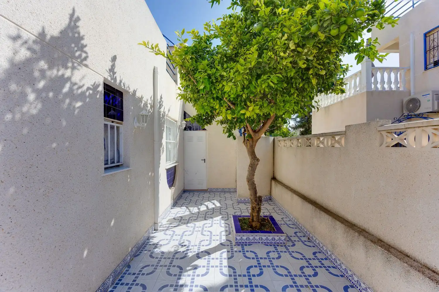 Terrassa de Casa adosada en venda en Torrevieja amb Terrassa, Moblat i Piscina comunitària