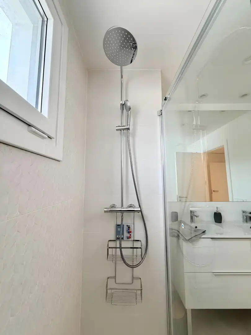 Baño de Apartamento de alquiler en Estepona con Aire acondicionado, Terraza y Piscina