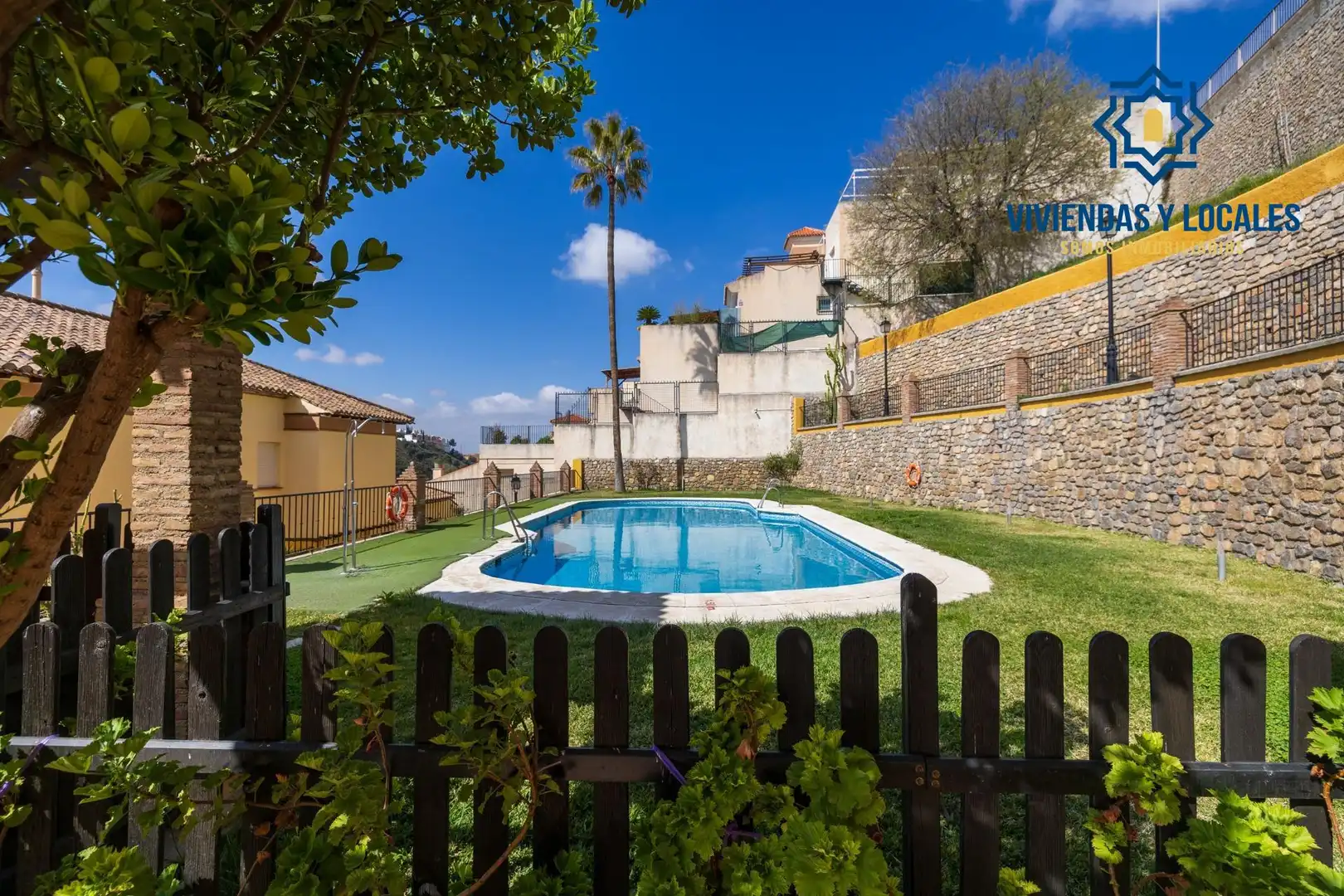 Piscina de Casa adosada en venta en Granada con Aire acondicionado, Calefacción y Jardín privado