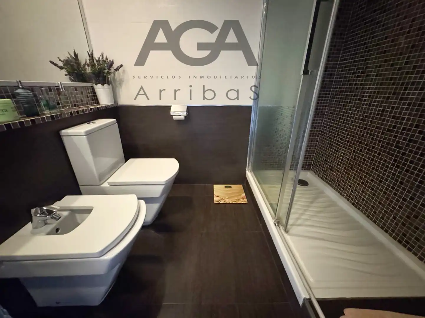Badezimmer von Einfamilien-Reihenhaus zum Verkauf in Badalona mit Klimaanlage und Abstellraum