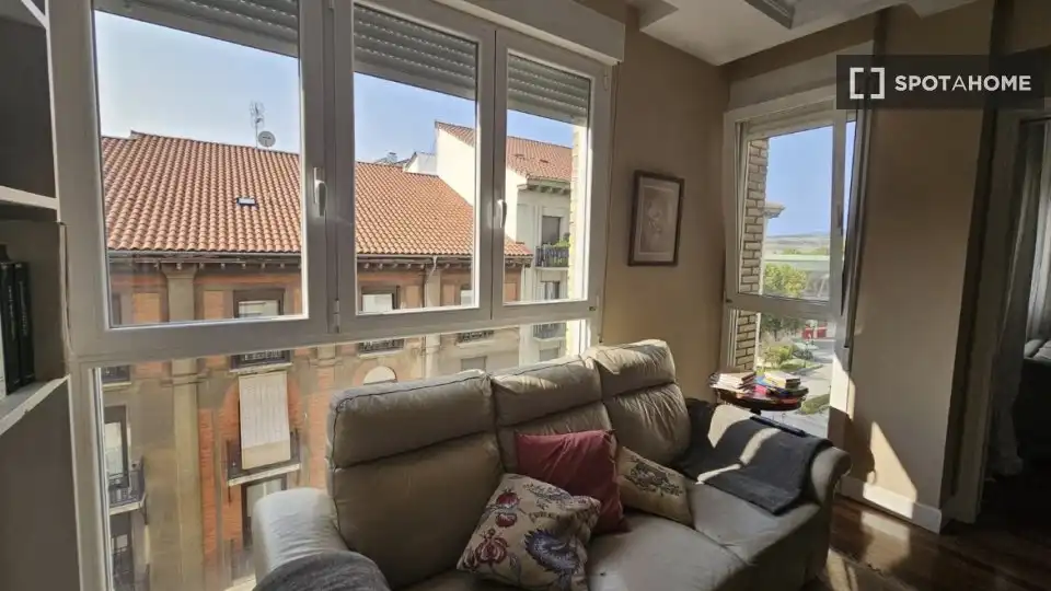 Sala d'estar de Apartament per a compartir en  Pamplona / Iruña amb Aire condicionat, Terrassa i Moblat