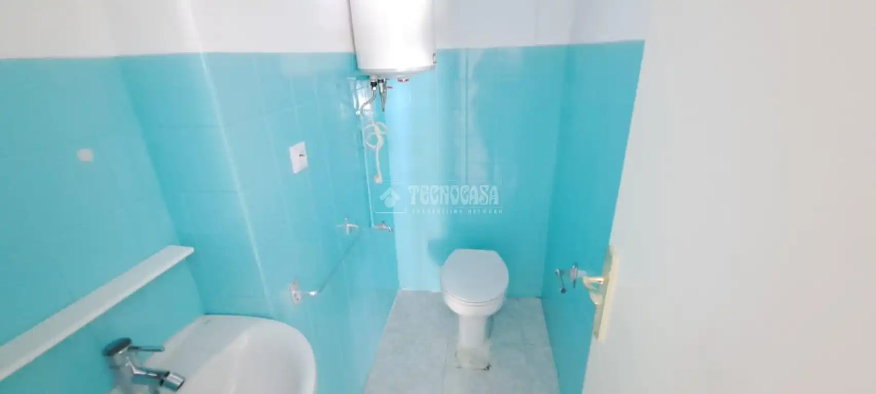 Bathroom of Commercial properties for sale in Ávila  with Parquet flooring and Alarm