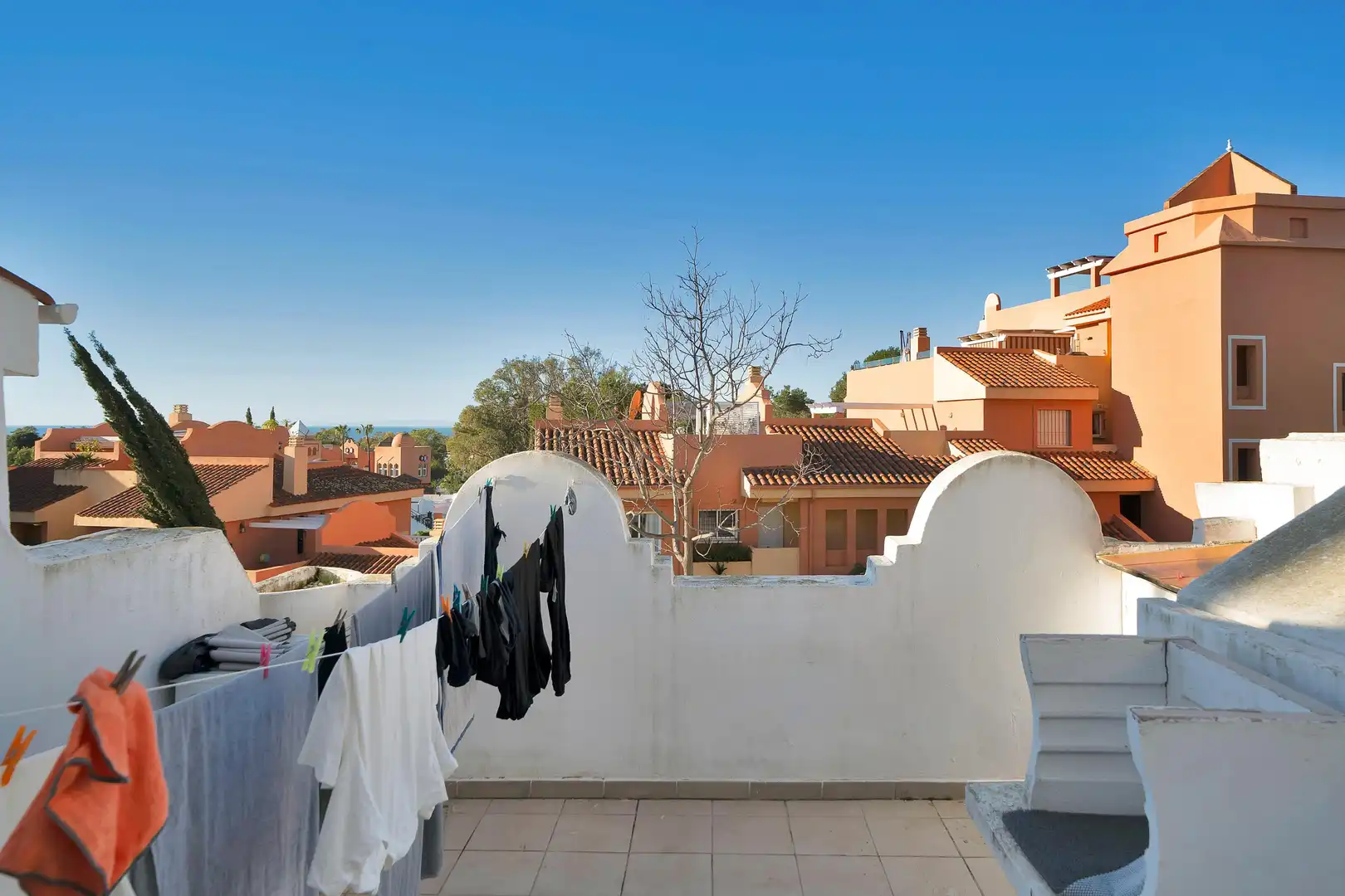 Vista exterior de Casa adosada en venda en Marbella amb Jardí privat i Piscina comunitària