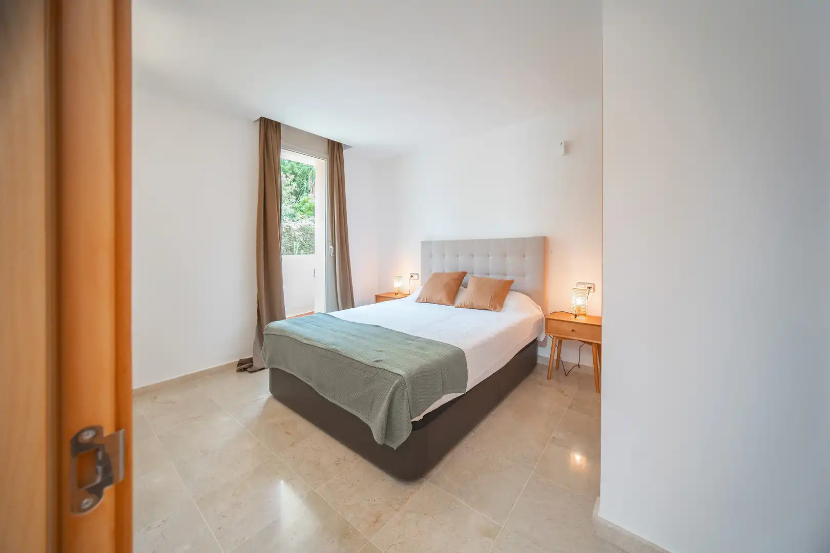 Schlafzimmer von Wohnung zur Miete in Benahavís mit Klimaanlage, Privatgarten und Terrasse