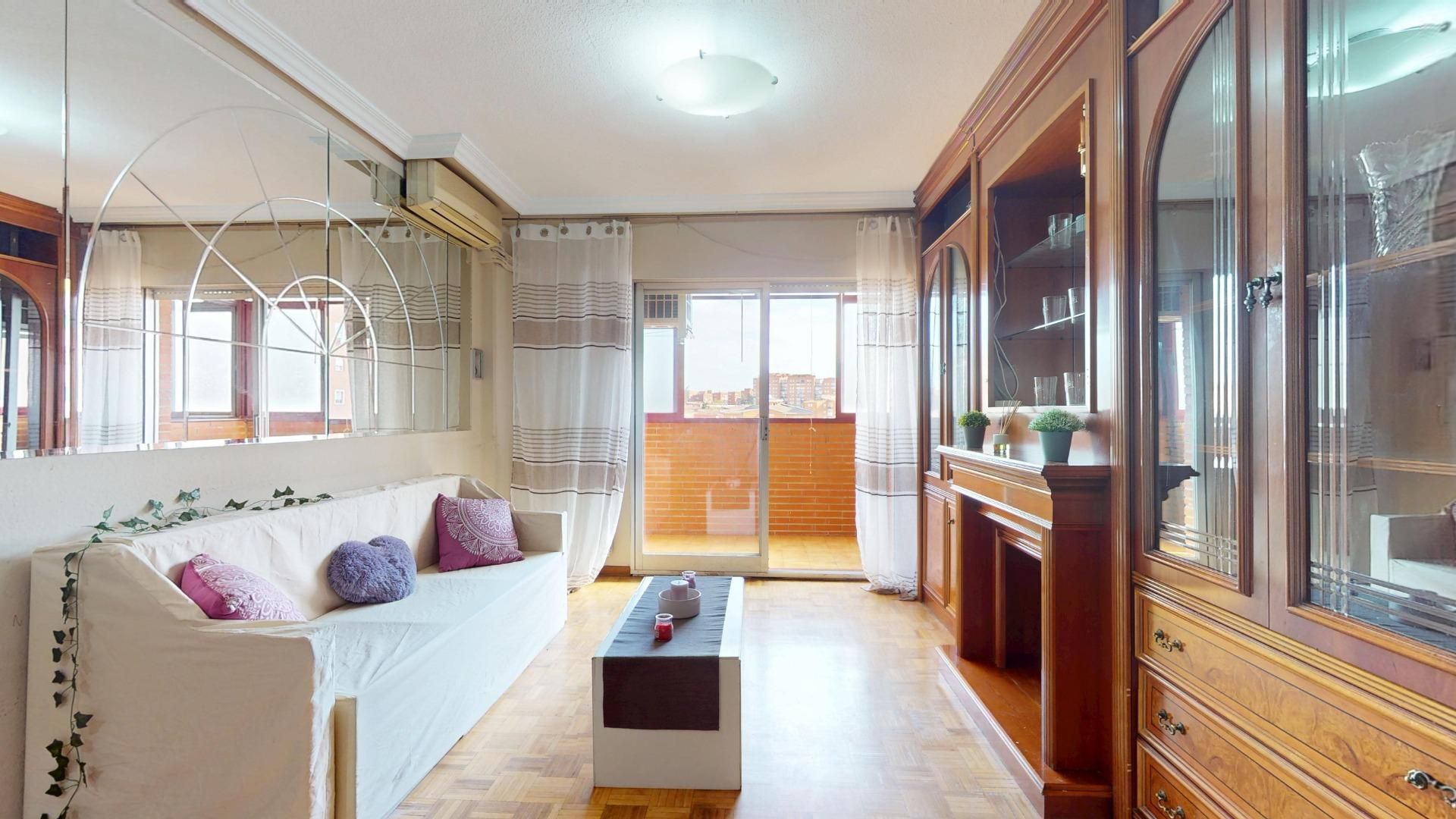 Flat for sale in Calle Villalobos, Palomeras Sureste