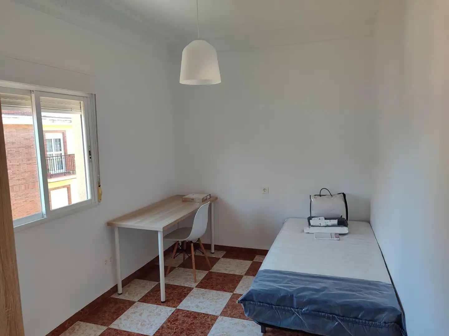 Dormitori de Pis de lloguer en Granada amb Terrassa, Moblat i Balcó