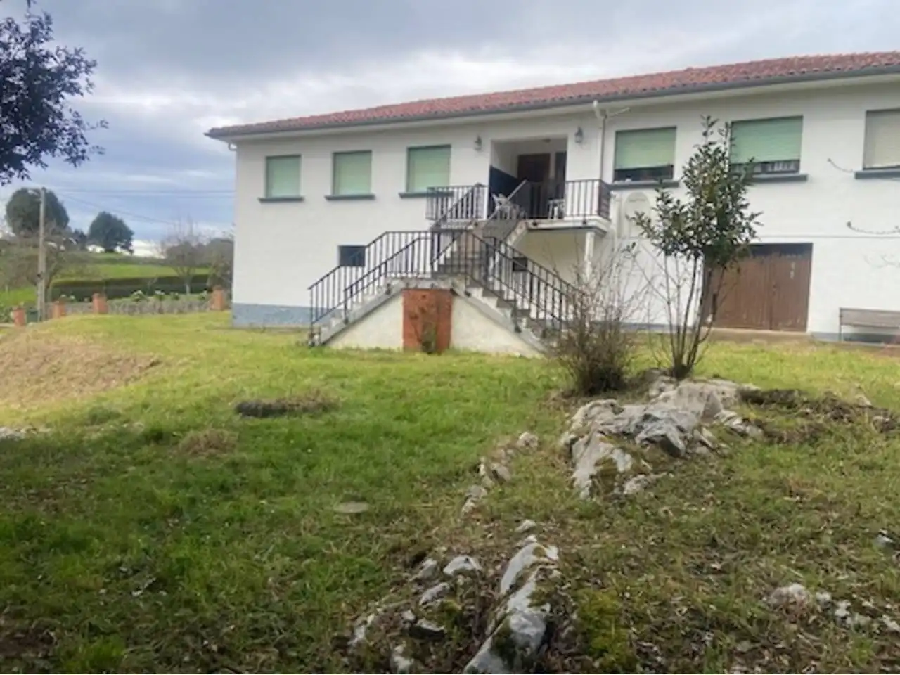 Vista exterior de Casa adosada en venda en Llanes amb Jardí privat i Terrassa