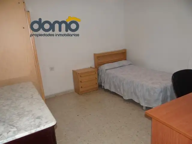 Schlafzimmer von Wohnung zur untervermieten in Granada mit Heizung, Möbliert und Waschmaschine