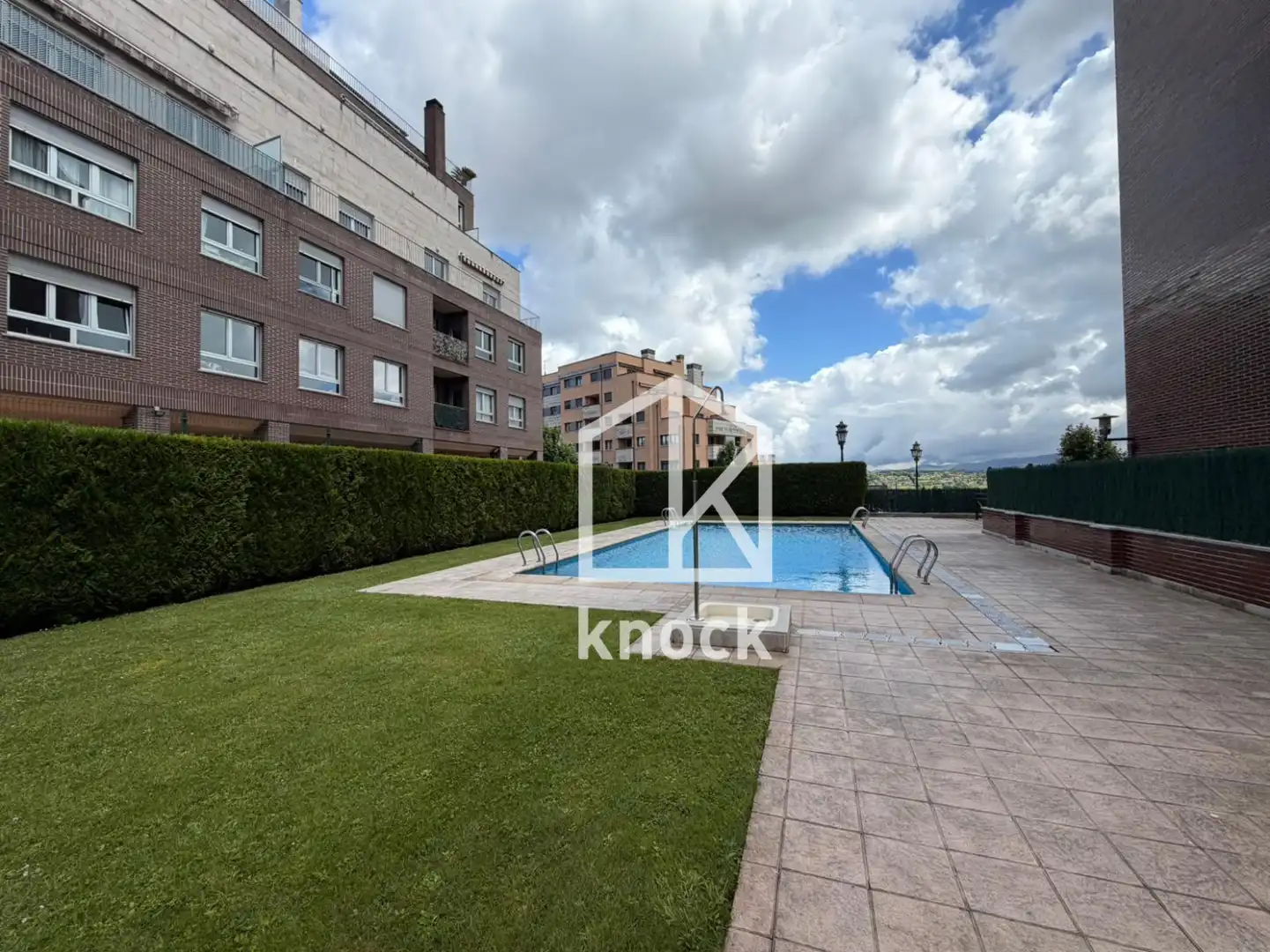 Vista exterior de Piso en venta en Oviedo  con Calefacción, Jardín privado y Trastero