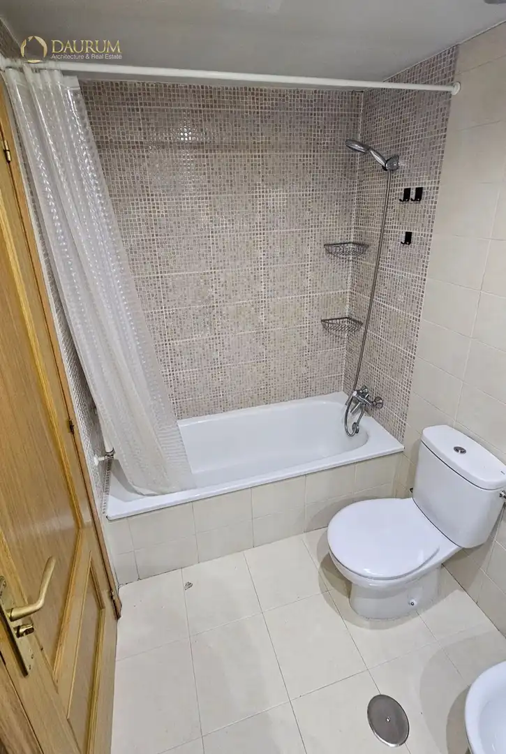Bathroom of Flat for sale in Madrid  with Heating and Storage room