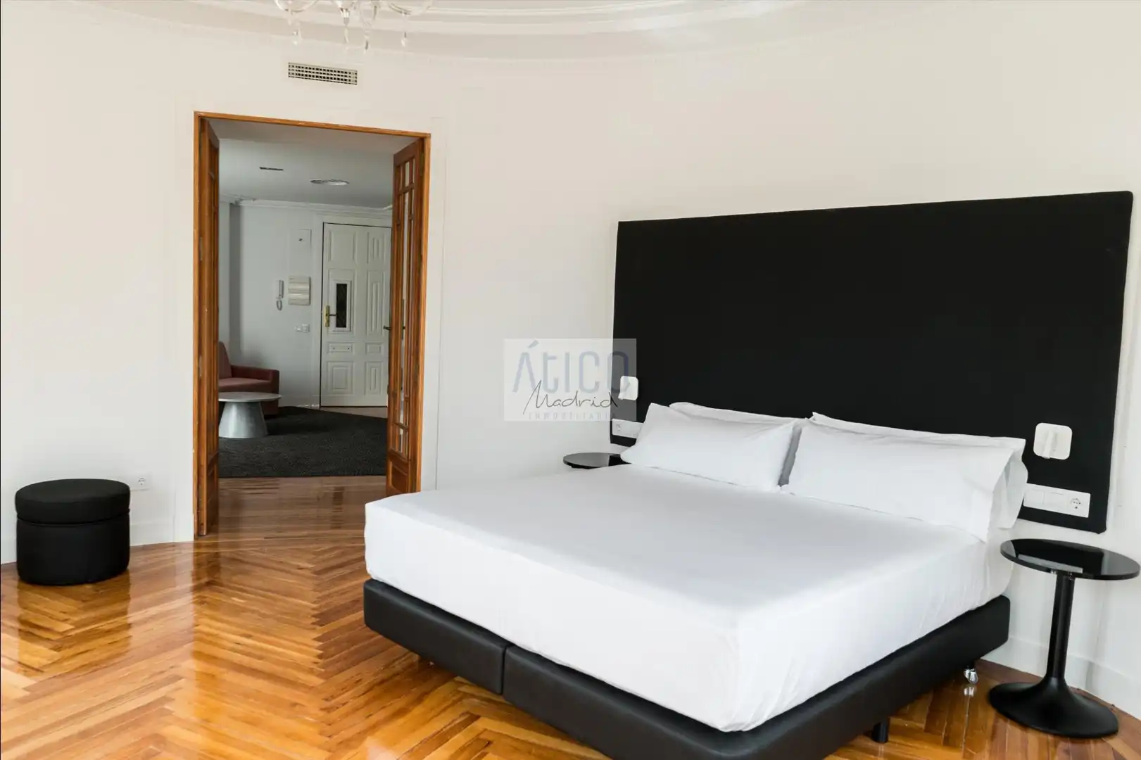 Schlafzimmer von Dachboden zur Miete in Madrid mit Klimaanlage, Heizung und Parkett