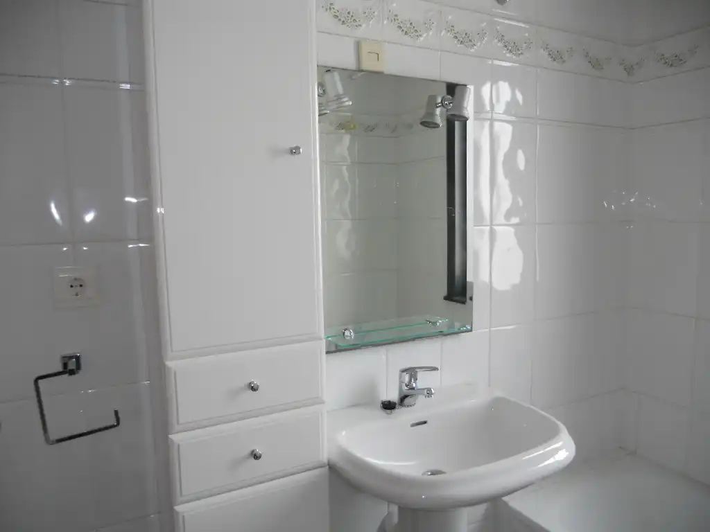 Baño de Piso de alquiler en Santiago de Compostela  con Calefacción, Trastero y Horno