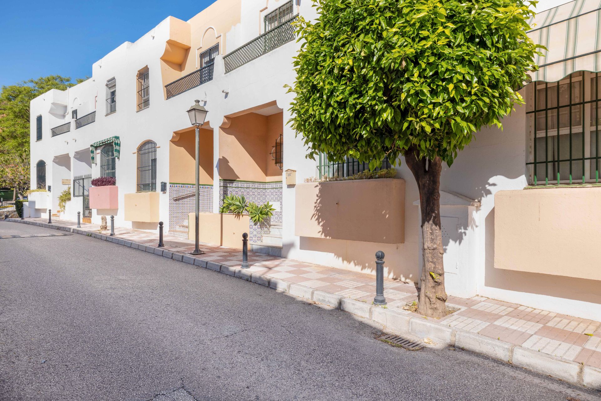 Vista exterior de Casa adosada en venda en Marbella amb Terrassa i Traster