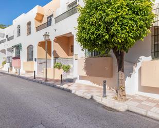 Vista exterior de Casa adosada en venda en Marbella amb Terrassa i Traster