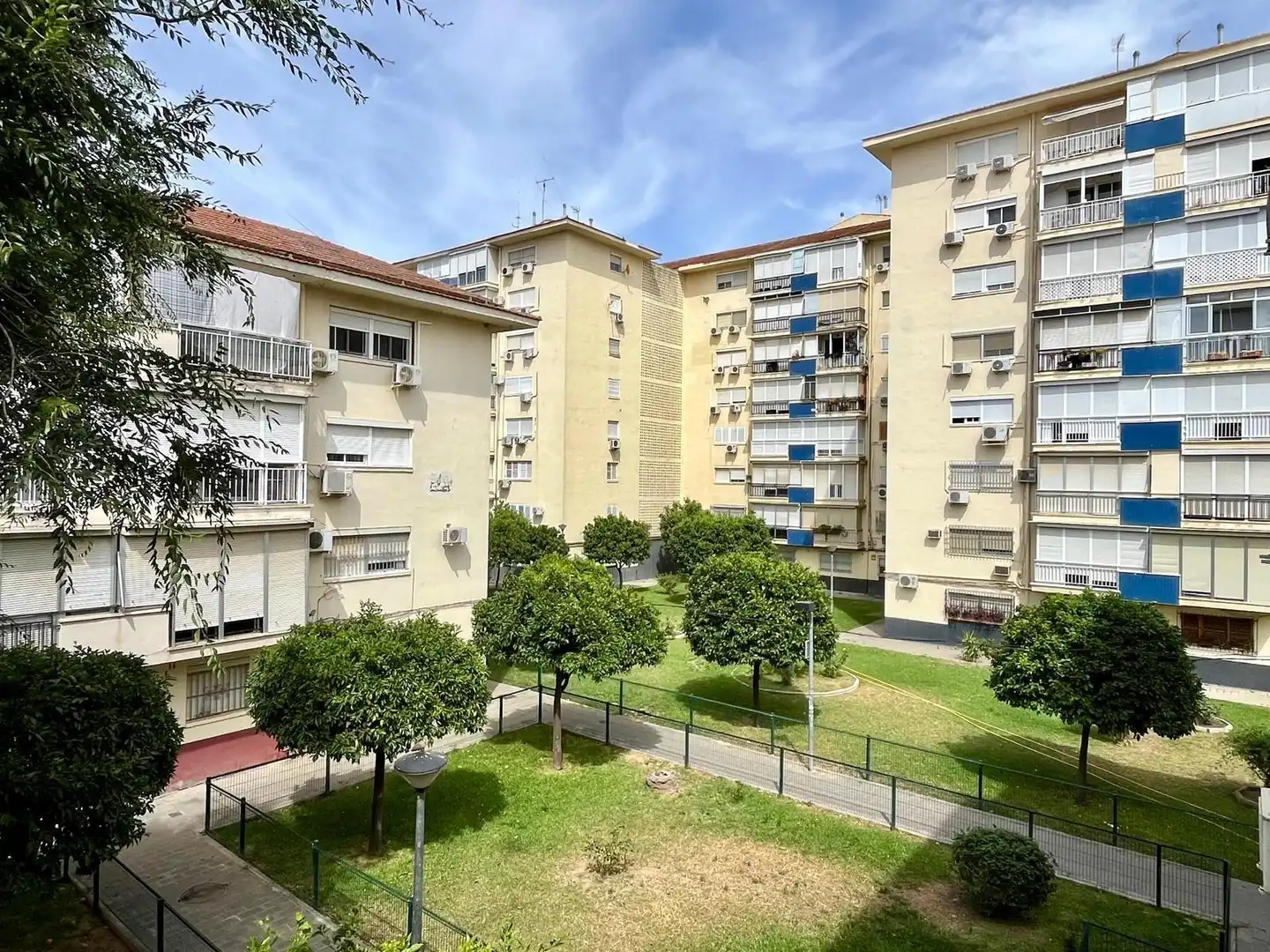 Vista exterior de Pis en venda en Sevilla amb Aire condicionat