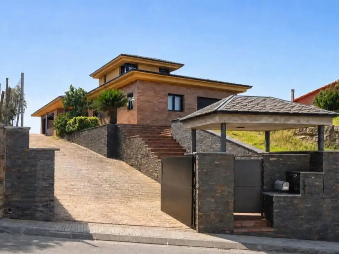 Chalet con piscina en venta en Carrer d'Ausiàs March 5, imagen 3