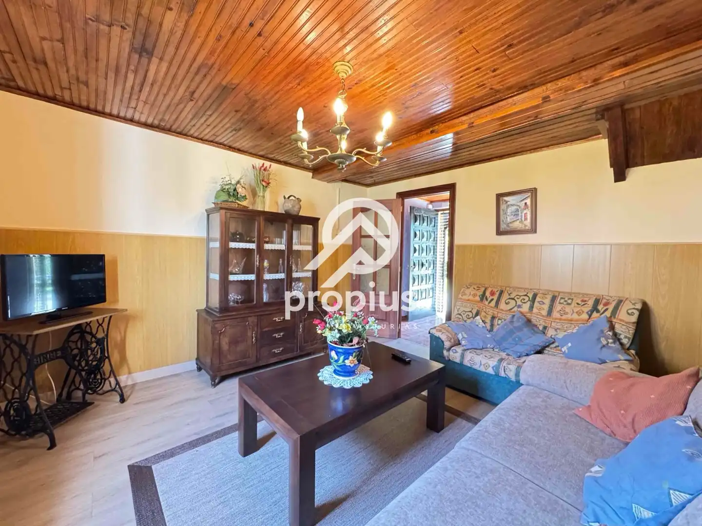 Sala de estar de Casa o chalet en venta en Parres con Calefacción, Jardín privado y Parquet