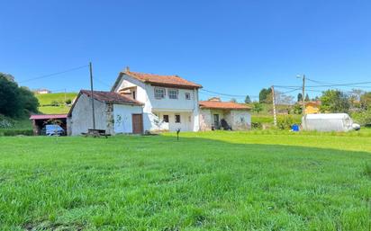 Vista exterior de Casa o xalet en venda en Castrillón amb Piscina