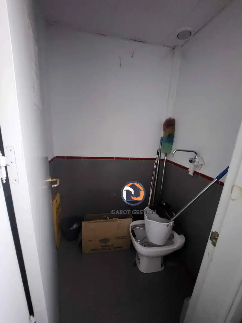 Baño de Local de alquiler en Guadalajara con Calefacción
