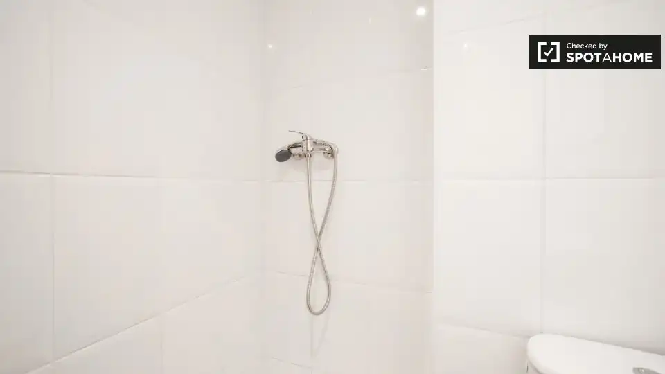 Bathroom of Flat for rent in Valencia  with Air Conditioner, Heating and Furnished