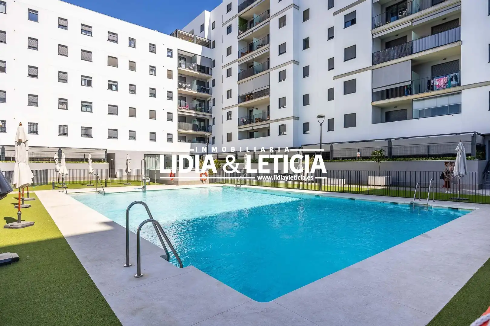Vista exterior de Pis en venda en Sevilla amb Calefacció, Terrassa i Piscina comunitària