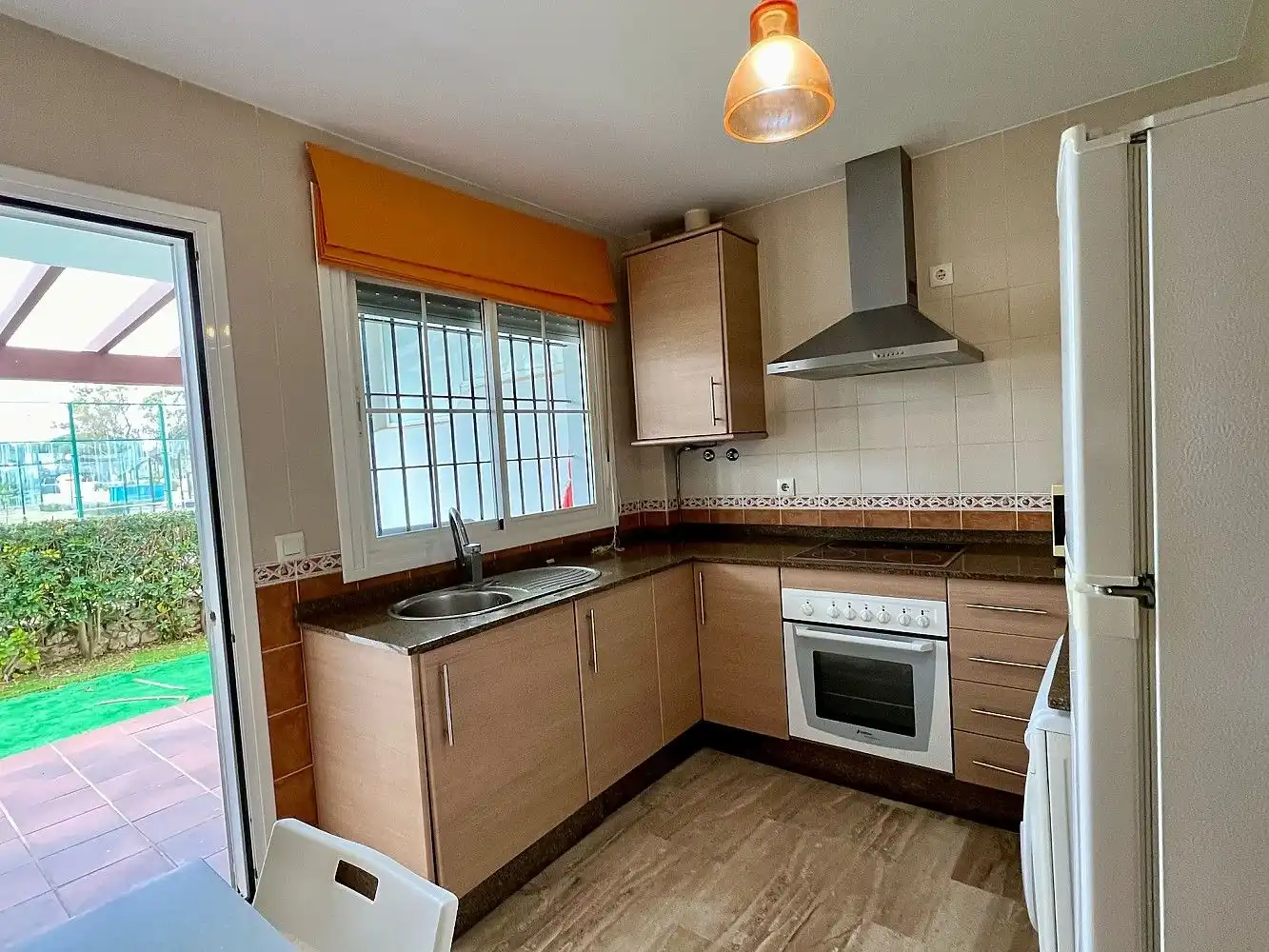 Cocina de Apartamento en venta en Chiclana de la Frontera con Jardín privado, Terraza y Alarma