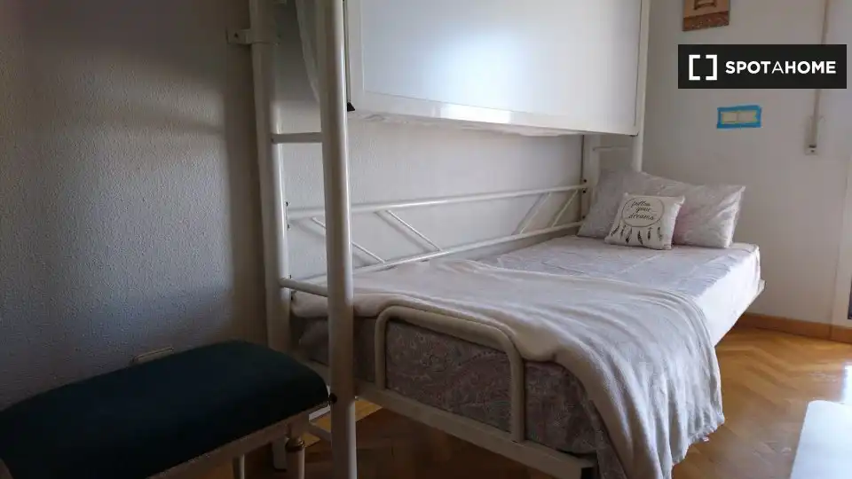 Bedroom of Flat for share in Alcalá de Henares  with Air Conditioner, Heating and Furnished