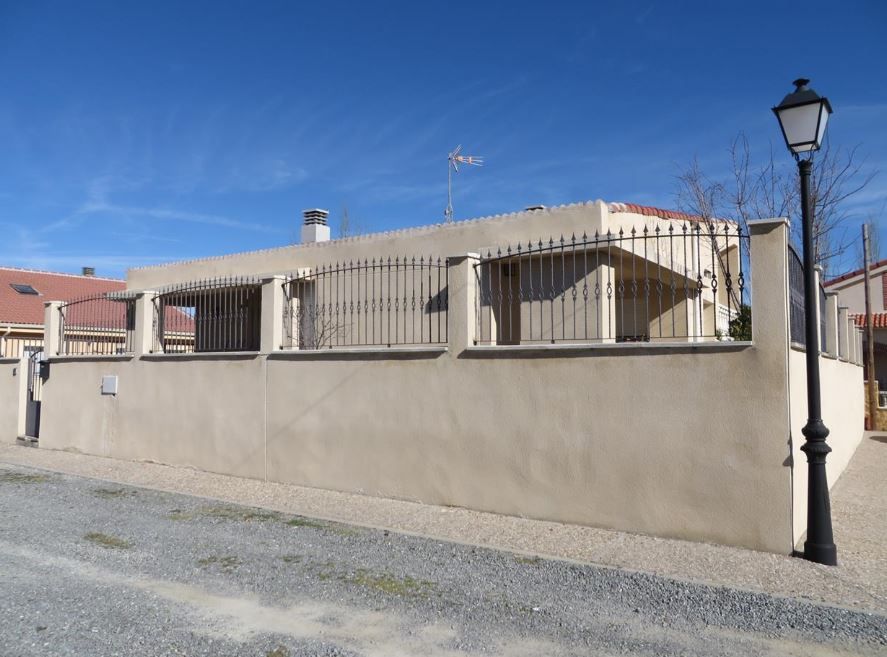 Exterior view of House or chalet for sale in Muñopedro