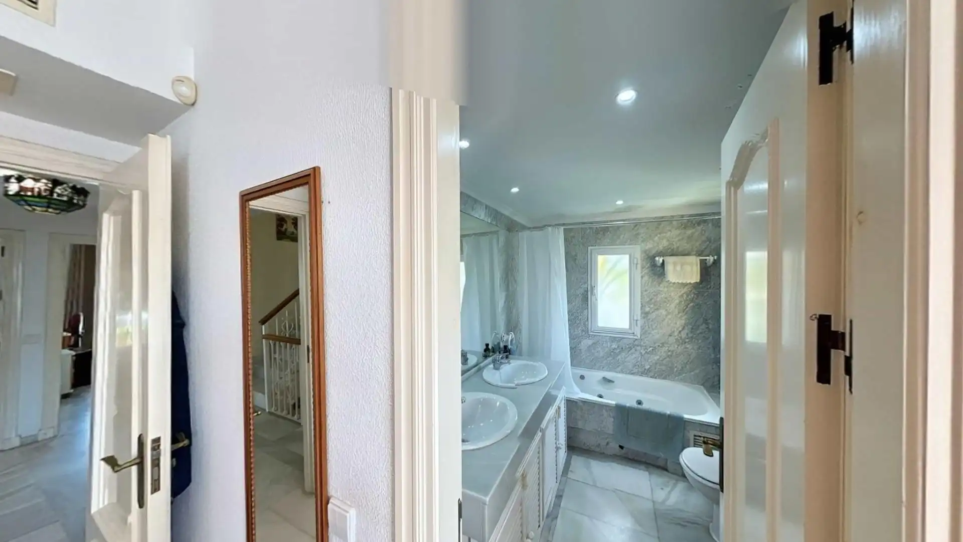 Badezimmer von Einfamilien-Reihenhaus zum Verkauf in Estepona mit Heizung, Privatgarten und Terrasse