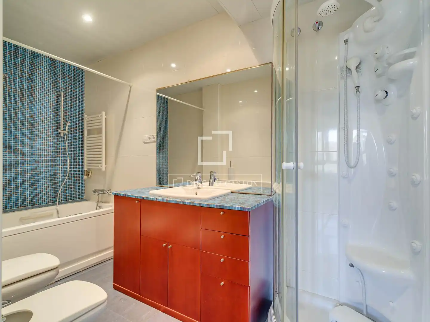 Badezimmer von Wohnung zum Verkauf in Barcelona mit Klimaanlage, Heizung und Balkon