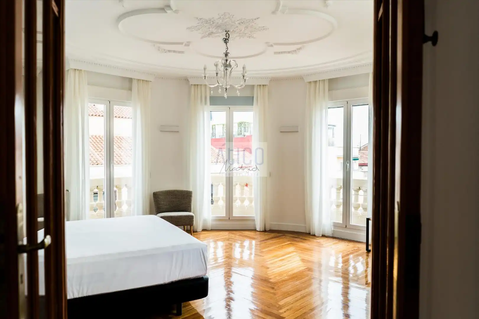 Schlafzimmer von Dachboden zur Miete in Madrid mit Klimaanlage, Heizung und Parkett