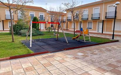 Terrassa de Casa adosada en venda en Lillo amb Calefacció, Jardí privat i Terrassa