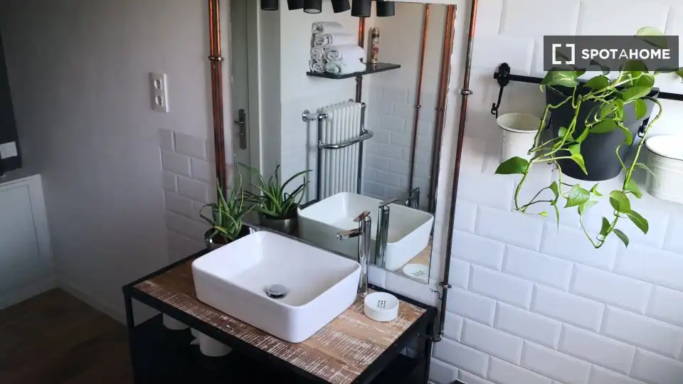 Bathroom of Flat for share in Barcelona  with Air Conditioner, Heating and Furnished