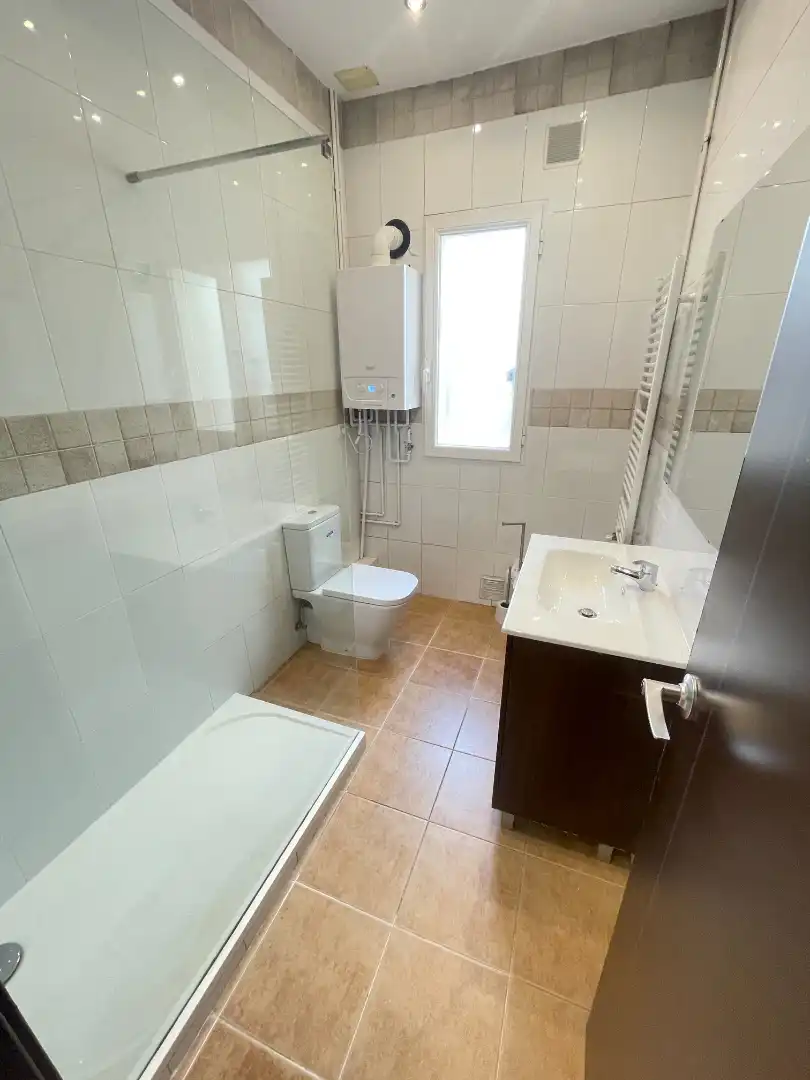 Baño de Piso de alquiler en Madrid con Calefacción, Amueblado y Lavadora