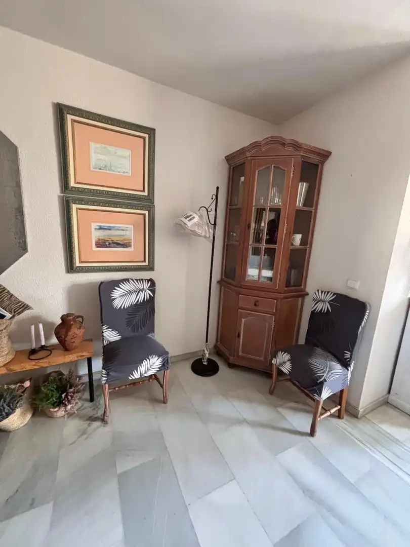 Sala d'estar de Apartament en venda en Marbella amb Aire condicionat, Terrassa i Moblat
